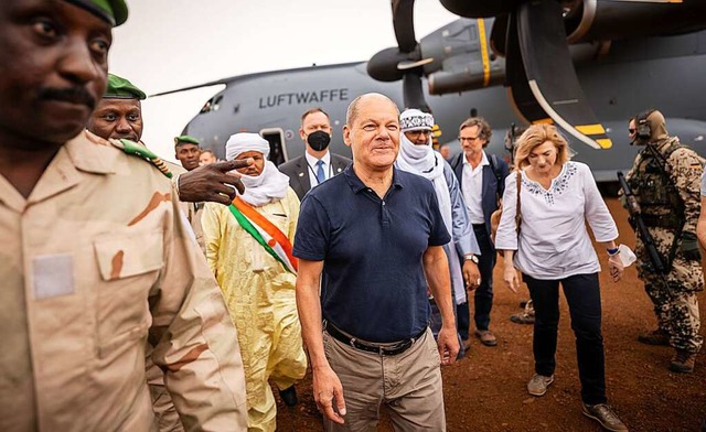 Olaf Scholz bei seinem Besuch in Niger  | Foto: Michael Kappeler (dpa)