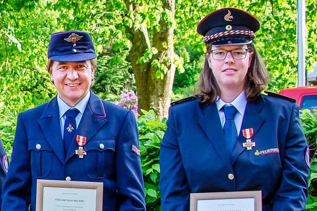 Jochen Seger und Sabine Walleser wurde...eden und dort die erste Feuerwehrfrau.  | Foto: Paul Eischet