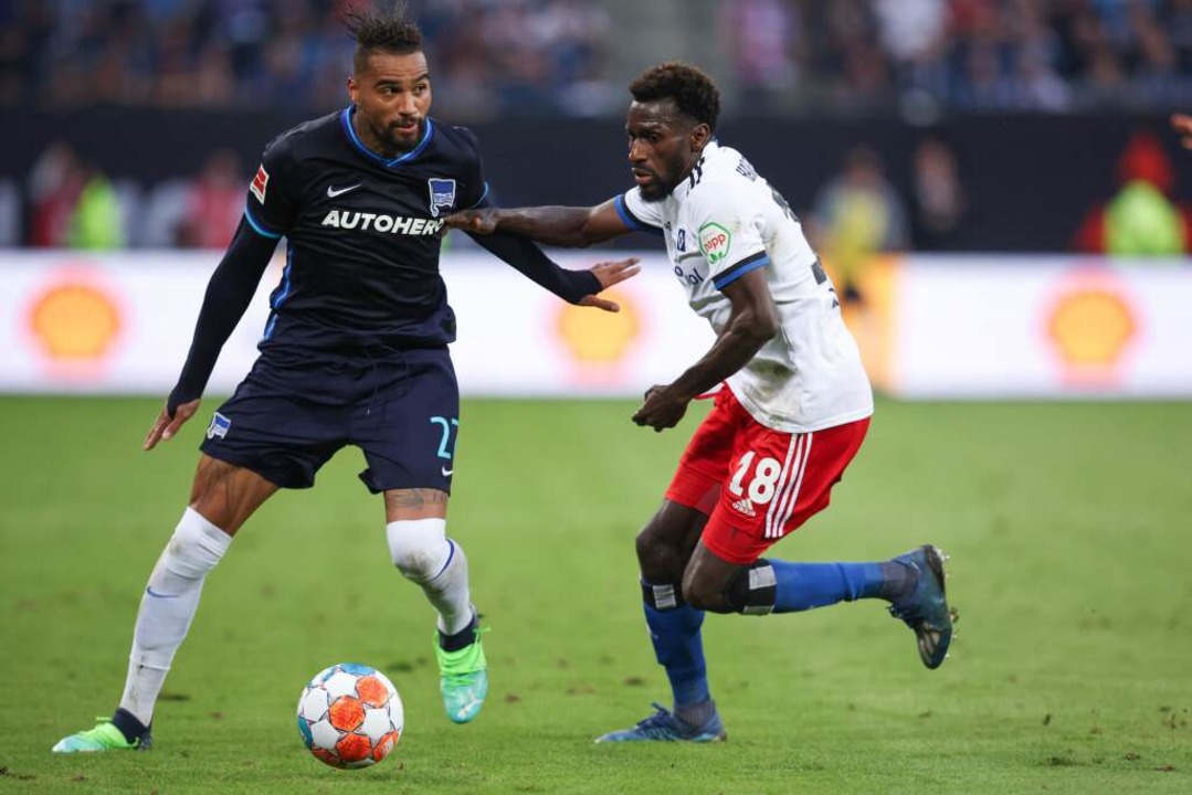 Kevin-Prince Boateng im Duell mit Bakery Jatta  | Foto: RONNY HARTMANN (AFP)