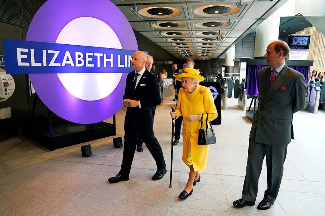 Die britische Königin Elizabeth II. en...iziellen Eröffnung der Elizabeth-Line.  | Foto: Andrew Matthews (dpa)