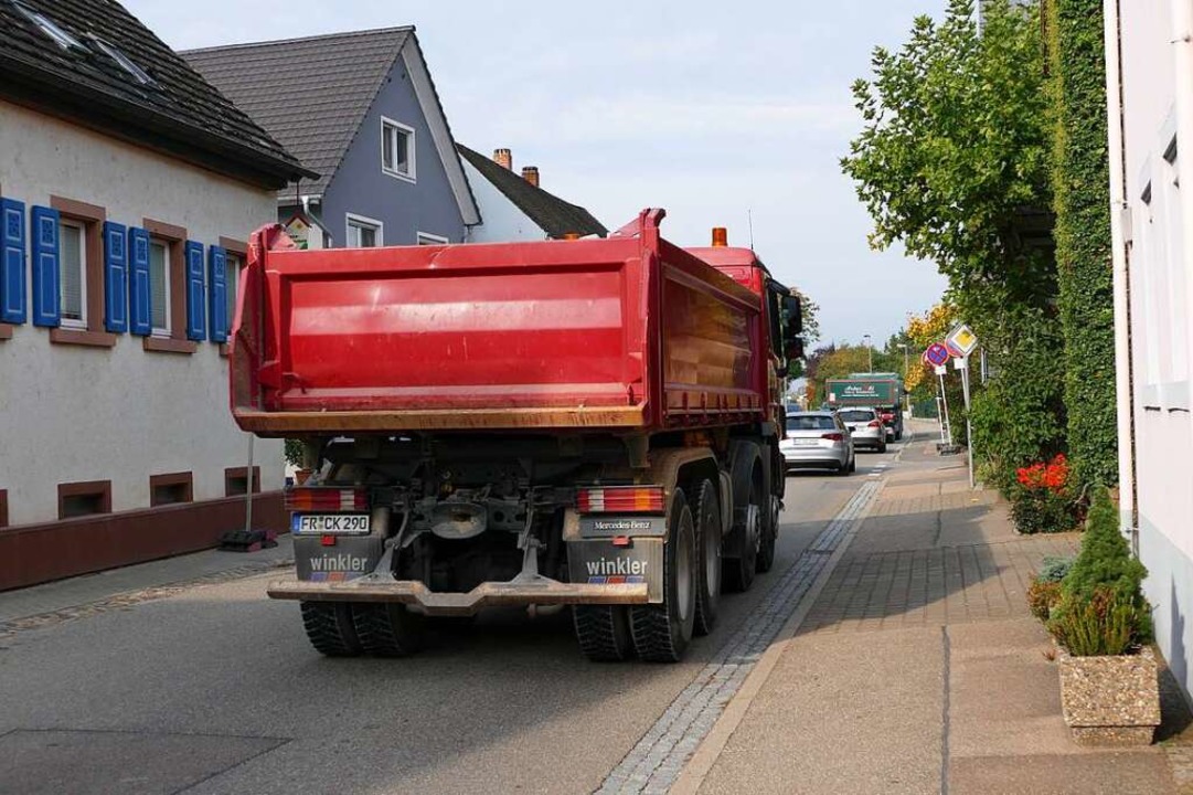 Der Schwerlastverkehr (Symbolbild) im ...en Schutz ihrer Bevlkerung einklagen.  | Foto: Agnes Pohrt