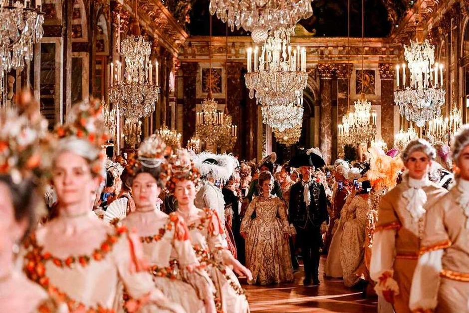 Einmal im Ballkleid durch den Spiegelsaal von Versailles tanzen: Beim jährlichen Kostümball &quot;Fêtes Galantes&quot; kann sich diesen Traum erfüllen, wer bereit ist, über 500 Euro für den Eintritt zu bezahlen. (Foto: LUDOVIC MARIN (AFP))