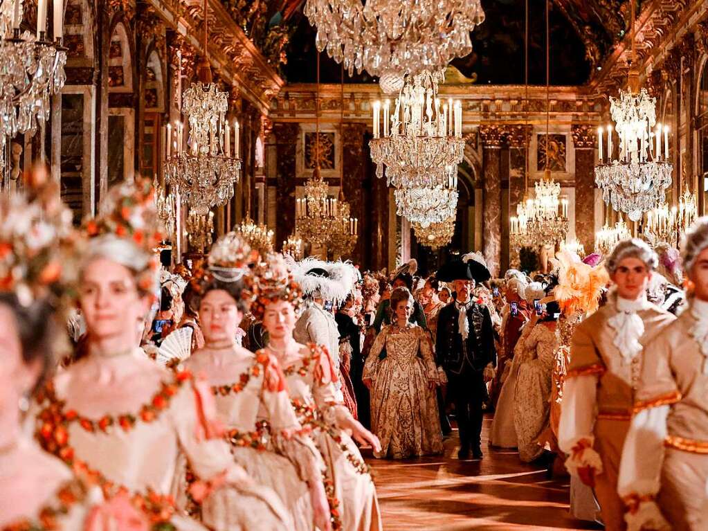 Einmal im Ballkleid durch den Spiegelsaal von Versailles tanzen: Beim jhrlichen Kostmball 