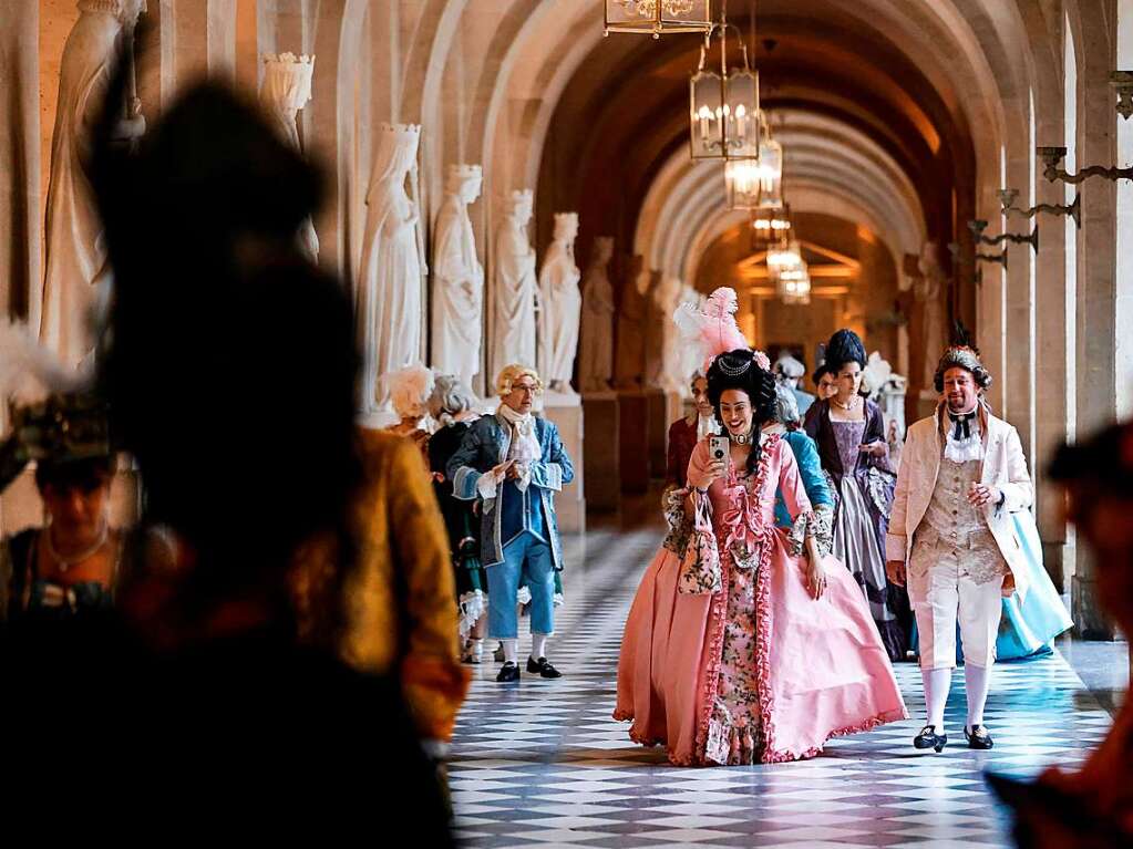 Einmal im Ballkleid durch den Spiegelsaal von Versailles tanzen: Beim jhrlichen Kostmball 