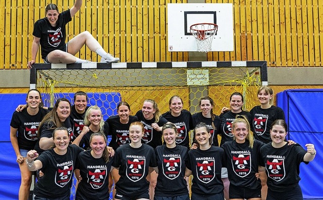 So sehen Siegerinnen aus: Die Handball...h ber den Aufstieg in die Landesliga.  | Foto: privat