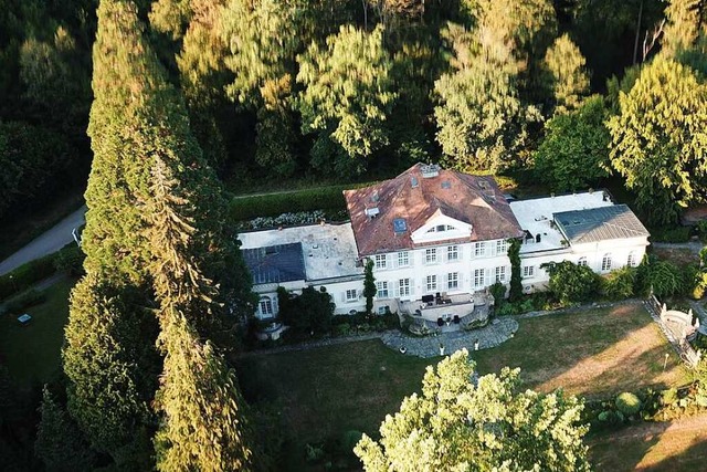 Die Villa Mez im Osten von Freiburg-Ebnet aus der Luft  | Foto: Michael Saurer