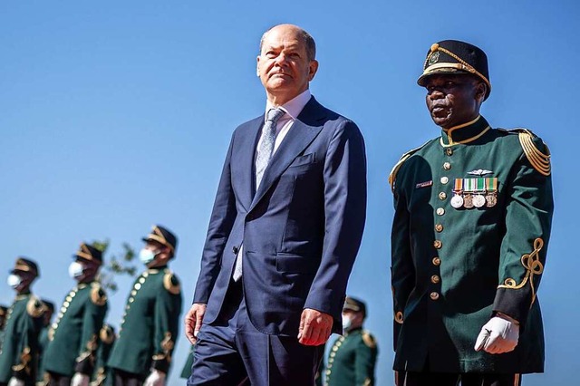 Bundeskanzler Olaf Scholz wird mit militrischen Ehren in Sdafrika begrt.  | Foto: Michael Kappeler (dpa)