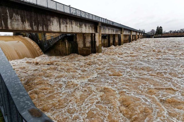 Hochwasser am Wasserkraftwerk bei Weis..., blieb bei der Errterung umstritten.  | Foto: Martin Wendel