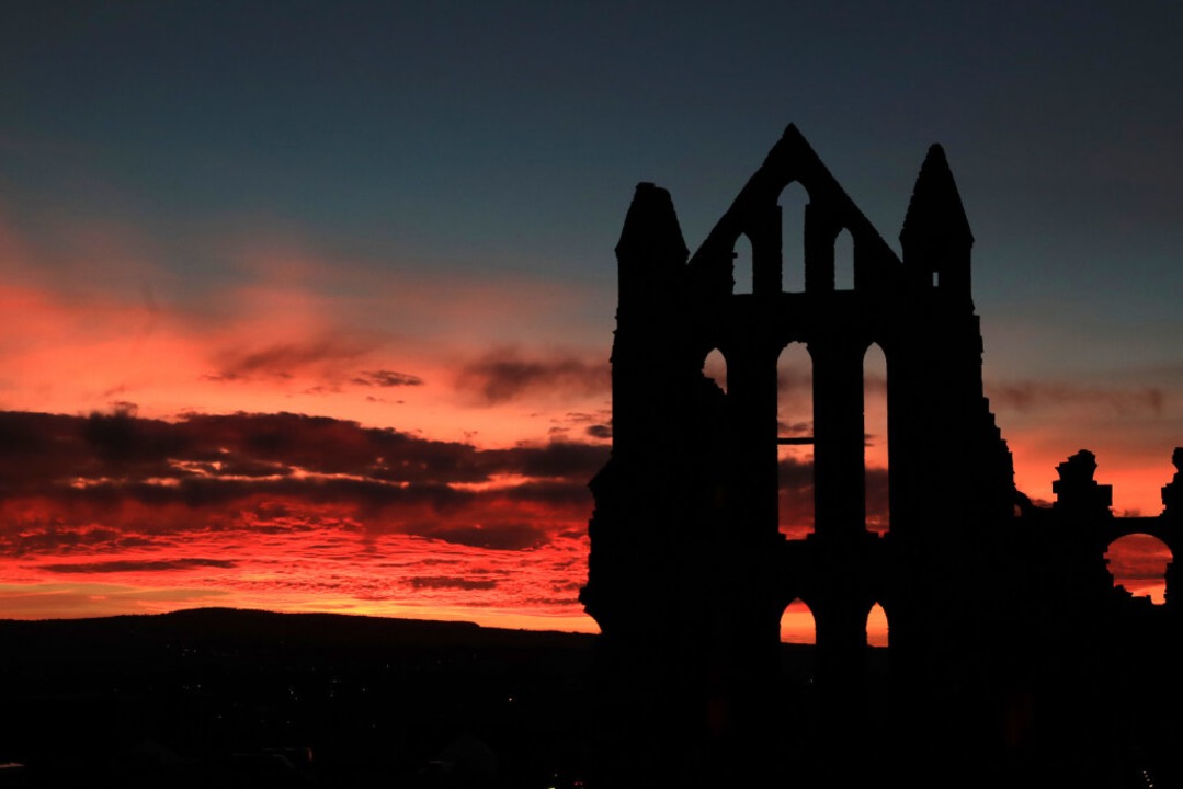 Die Sonne geht über den Ruinen des ehe... die nahegelegene Abtei gelaufen sein.  | Foto: Owen Humphreys (dpa)