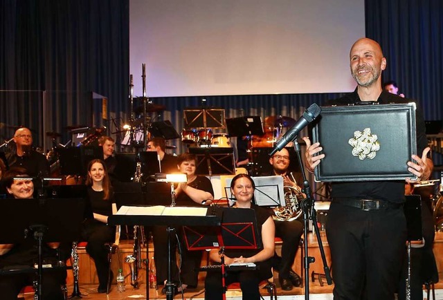 Oliver Schtzle mit Dirigentenkoffer, in dem er zehn Jubilumsgeschenke fand.  | Foto: Verein