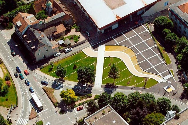 Der Meeraner Platz, hier kurz nach der...en erinnern ans Textilunternehmen KBC.  | Foto: Fritz Hring