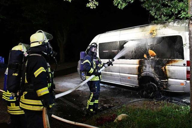 Feuerwehr lscht brennenden Transporter in Lahr-Langenwinkel
