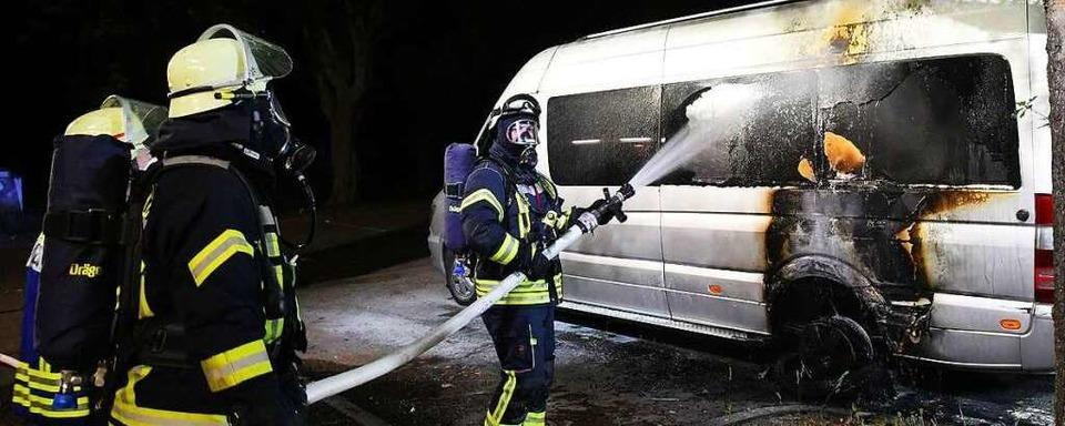 Feuerwehr löscht brennenden Transporter in Lahr-Langenwinkel