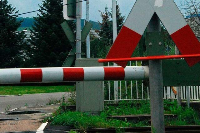 Unbekannter fhrt drei Pfosten am Bahnbergang in Herten um