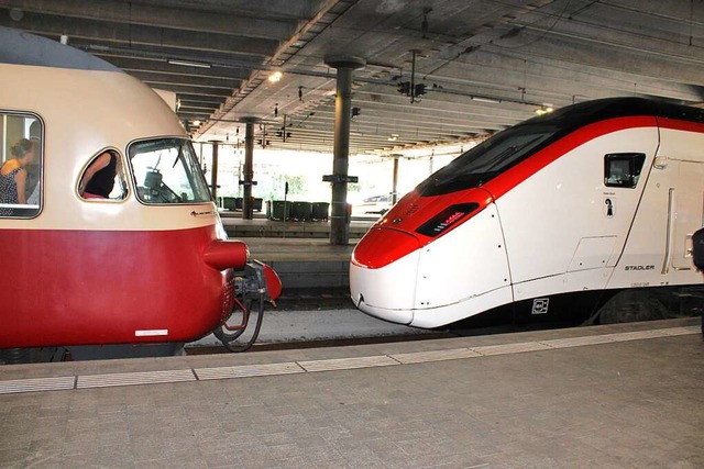 Rund 50 Jahre liegen zwischen diesen b...nelle Girunio der neueste Zug der SBB.  | Foto: Rolf Reimann