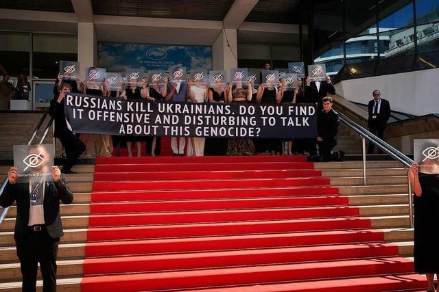 Ukrainische Filmemacher protestieren auf rotem Teppich in Cannes