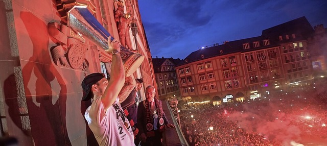 Eintracht-Torwart Kevin Trapp prsenti...meister Peter Feldmann  steht daneben.  | Foto: Sebastian Gollnow (dpa)