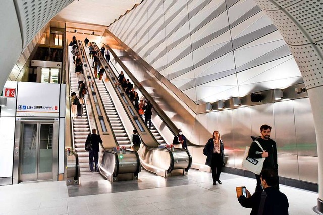 Mit beleuchteter Rolltreppe: einer der Bahnhfe der Elizabeth Line  | Foto: IMAGO/Cover-Images