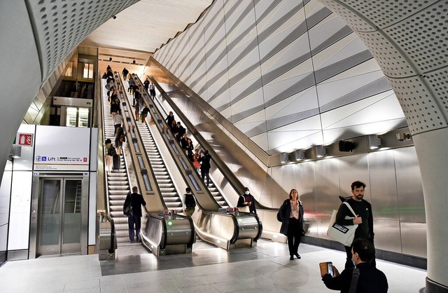 Mit beleuchteter Rolltreppe: einer der Bahnhfe der Elizabeth Line    | Foto: IMAGO/Cover-Images