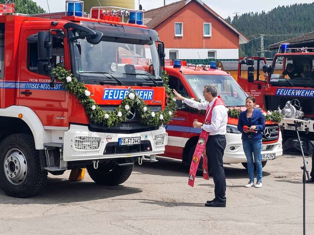 Pfarrer Herrmann segnet die Fahrzeuge, rechts Brgermeisterin Folkerts.  | Foto: Marco Morath