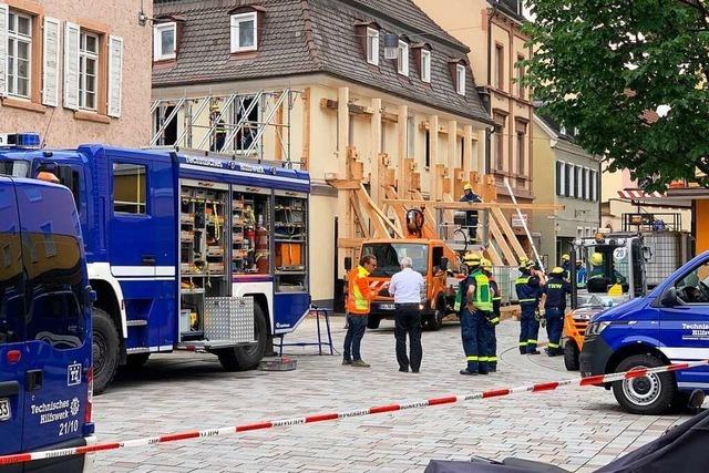 155 Einsatzkräfte sichern akut einsturzgefährdetes Haus in der Offenburger Innenstadt