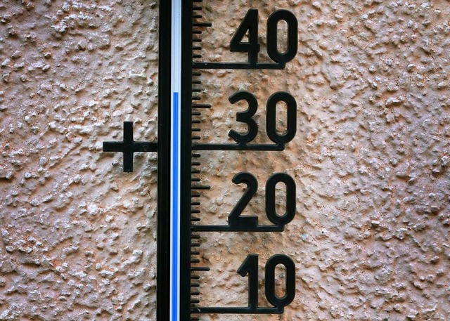 37 Grad Celsius zeigt ein an einer Hau...chatten angebrachtes Auenthermometer.  | Foto: Karl-Josef Hildenbrand (dpa)