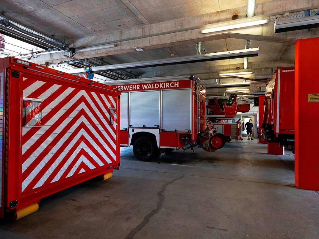 Abrollbehlter (vorne) sollen die Feuerwehr flexibler machen.