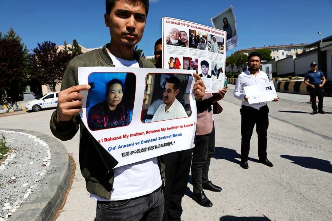 Uigurische Türken protestieren in der Nähe der chinesischen Botschaft.  | Foto: Burhan Ozbilici (dpa)