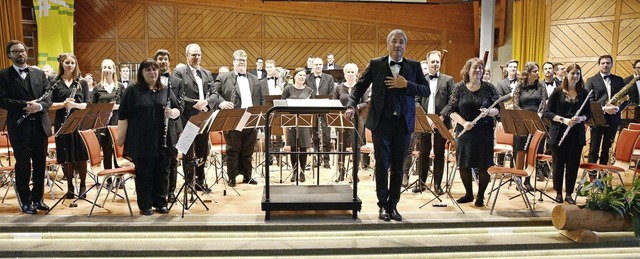 Stadtmusikdirektor Marc Lange bedankt ...sikern fr den langanhaltenden Applaus  | Foto: Stefan Pichler