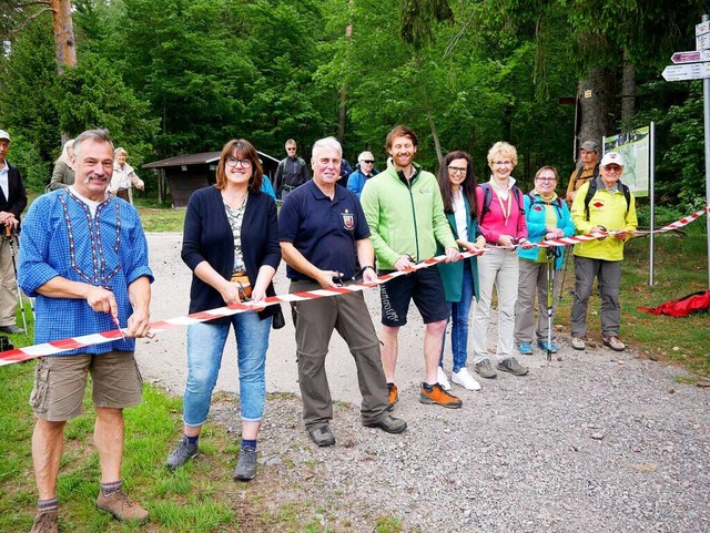 Symbolische Erffnung mit  (von links)... Historiker Hans-Joachim Winterhalder.  | Foto: Eva Korinth