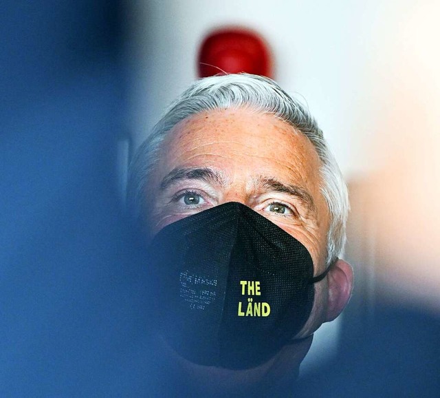 Innenminister Thomas Strobl hinter einer &#8222;The Lnd&#8220;-Maske.  | Foto: Uli Deck (dpa)