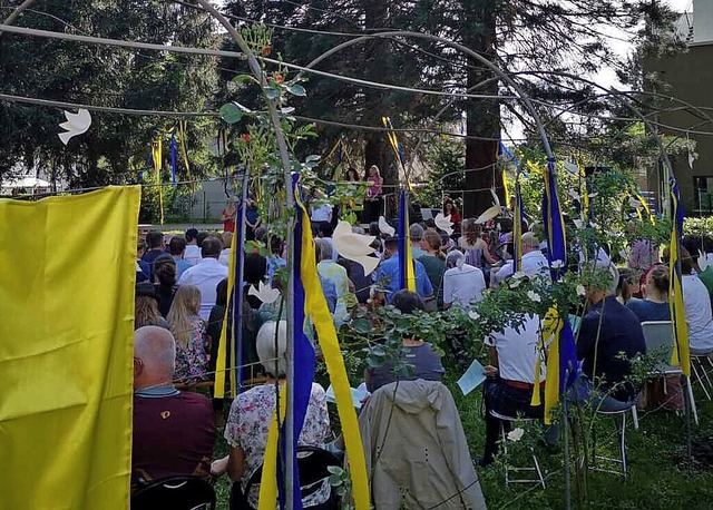 250 Gste waren im Pfarrgarten St. Blasius beim Konzert fr die Ukraine  | Foto: Petra PETER