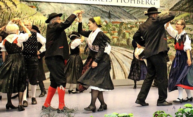 Die Tanzgruppe Vogtsbauernhof trat bei...m in der Gemeindehalle Diersburg auf.   | Foto: Reiner Beschorner
