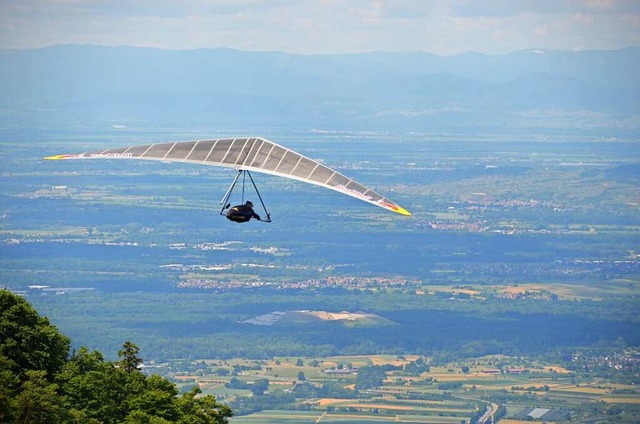 Abgehoben: Ein Drachenflieger ist vom ...nd fliegt in den weiten Himmel hinein.  | Foto: Felix Lieschke