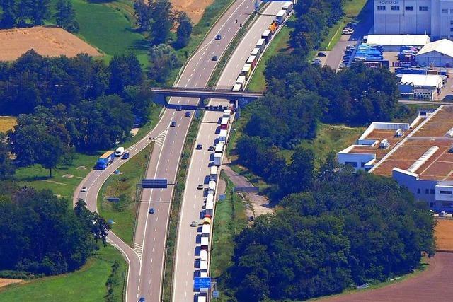 Riskanter Lkw-Stau vor der Grenze in Weil am Rhein soll von der A5 verschwinden