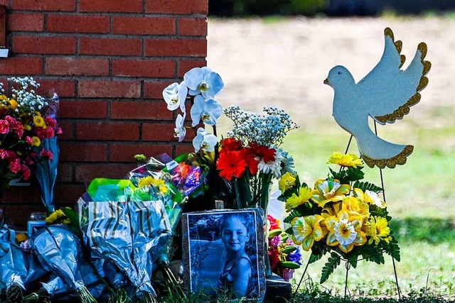 Blumen und Fotos: In Uvalde gedenken M...der Opfer der Bluttat an einer Schule.  | Foto: CHANDAN KHANNA (AFP)