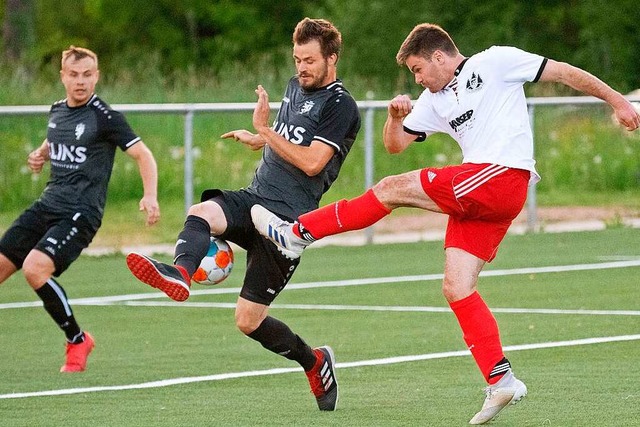 Traumtor im Derby gegen den TuS: Der G...t ins Bonndorfer Tor zur 1:0-Fhrung.   | Foto: Wolfgang Scheu