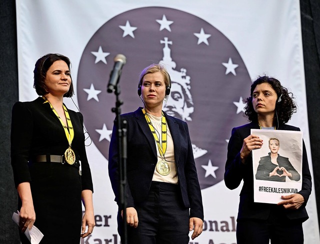 Swetlana Tichanowskaja, Veronika Zepka...ks) bei der Preisverleihung in Aachen.  | Foto: SASCHA SCHUERMANN (AFP)