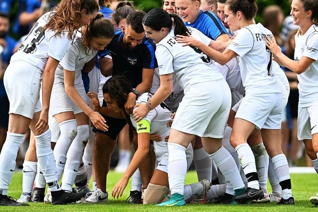 Clara Fnfgeld (unten) lsst sich nach...Kolleginnen des FC Heitersheim feiern.  | Foto: Achim Keller