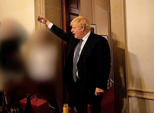 Johnson whrend einer Party im November 2020.  | Foto: Sue Gray Report, Cabinet Office (dpa)