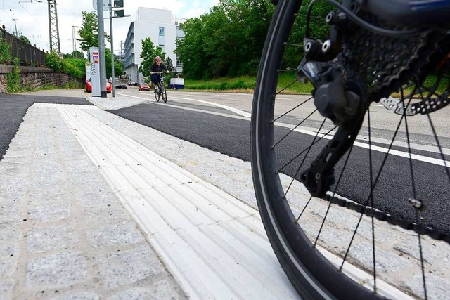 Erstmals trennt an der Breisacher Stra...iler Streifen den Fu- vom Fahrradweg.  | Foto: Ingo Schneider