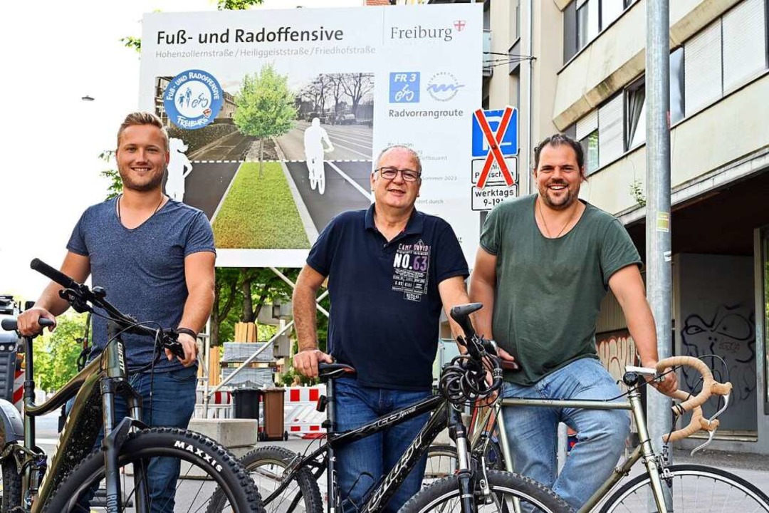 Das neue Radwege-Team (von links): Yan... und Julian Kugler vor einer Baustelle  | Foto: Thomas Kunz