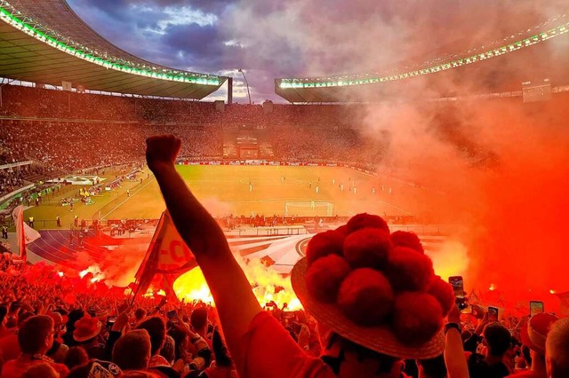 Geballte Bollenhut-Power durch einen F...en Einsatz von Pyrotechnik im Stadion.  | Foto: Jrgen Axt