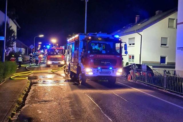 Feuerwehr rettet eingeschlossene Person bei Dachstuhlbrand in Fahrnau