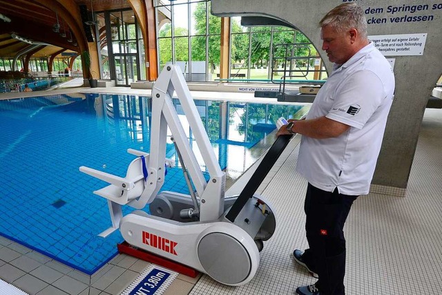 Uwe Anklam mit dem Schwimmbadlifter im Haslacher Bad.  | Foto: Ingo Schneider