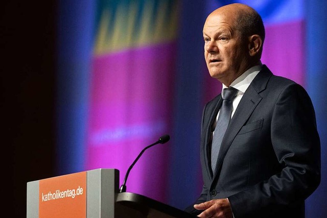 Bundeskanzler Olaf Scholz spricht beim Katholikentag in Stuttgart.  | Foto: Marijan Murat (dpa)