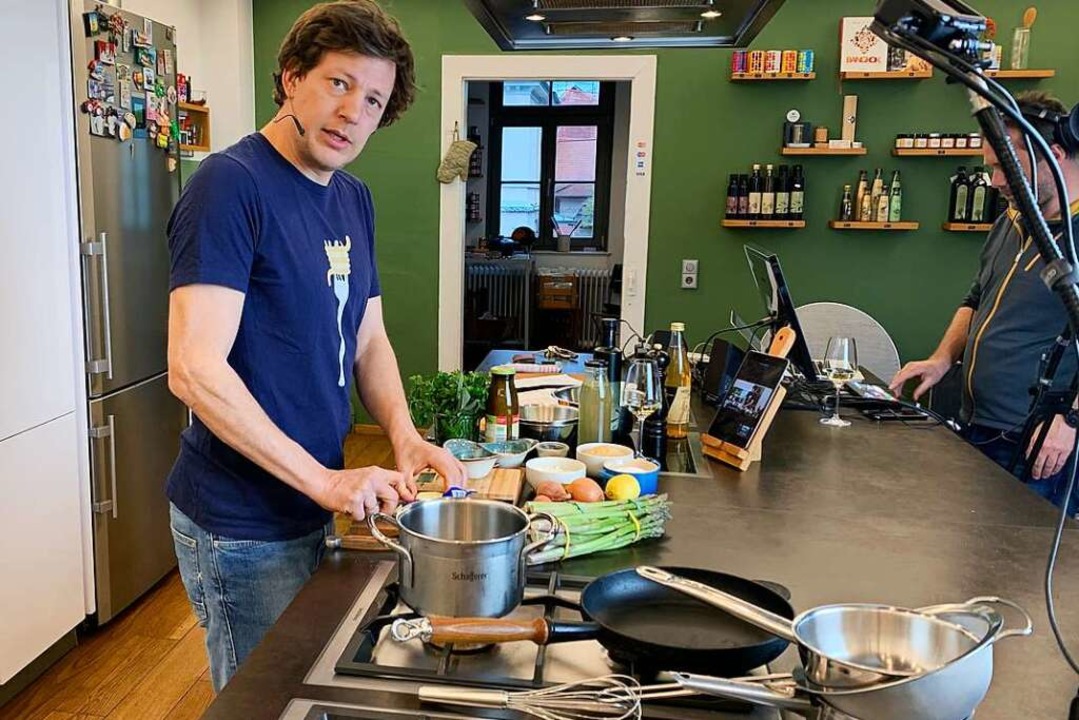 Ben Kindler in Aktion bei einem Online-Kochkurs  | Foto: Martina Fahrläner