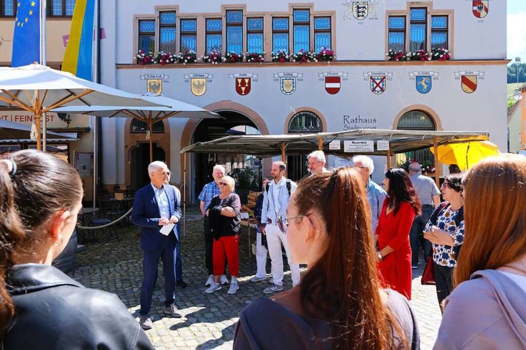 Staufens Bürgermeister freut sich mit ...ie erste deutsche Republik ausgerufen.  | Foto: Hans-Peter Müller