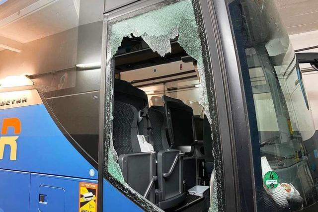 Geparkter Bus mutwillig beschdigt