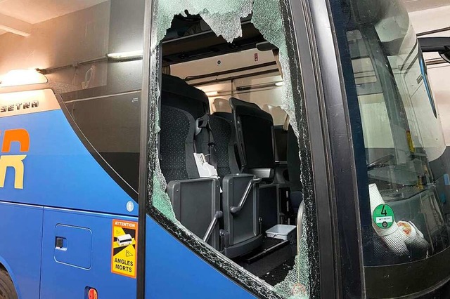 An dem Bus wurde die Seitenscheibe eingeschlagen.  | Foto: Ingo Bauer